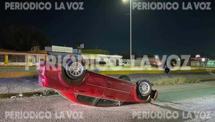 Vuelca Chrysler 300 en el bulevar San José 