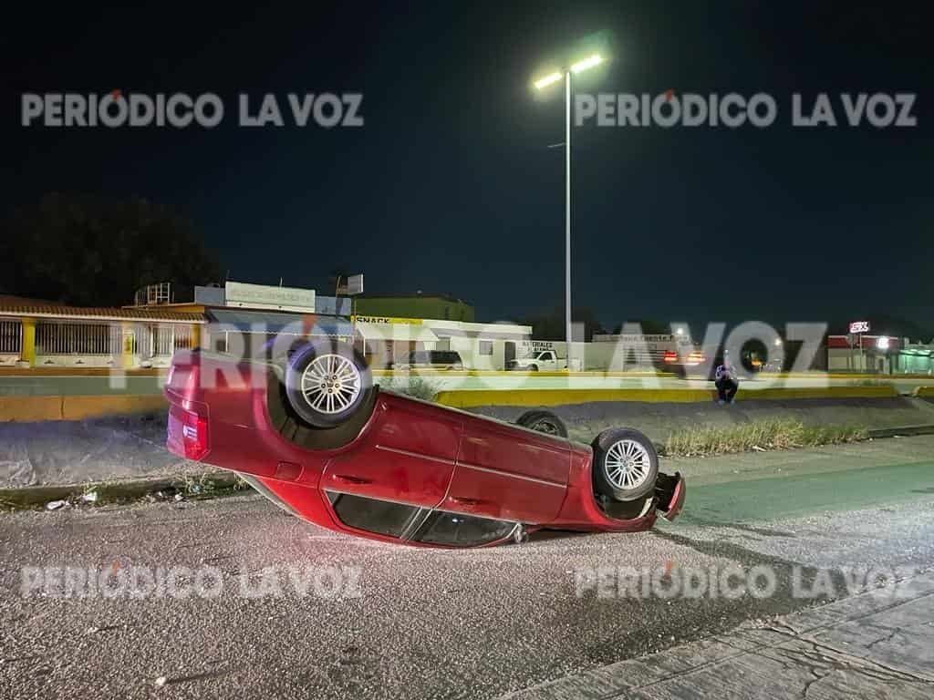 Vuelca Chrysler 300 en el bulevar San José Vuelca Chrysler 300 en el bulevar San José