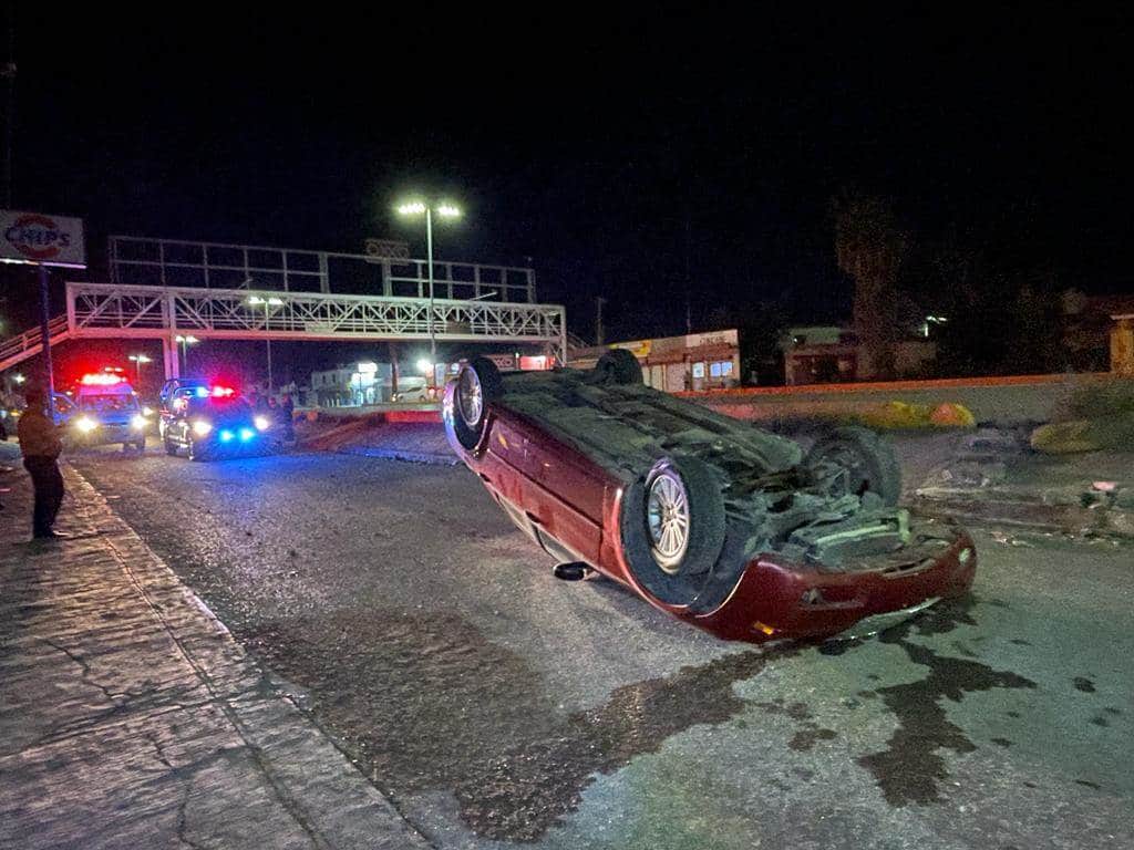 Vuelca Chrysler 300 en el bulevar San José 
