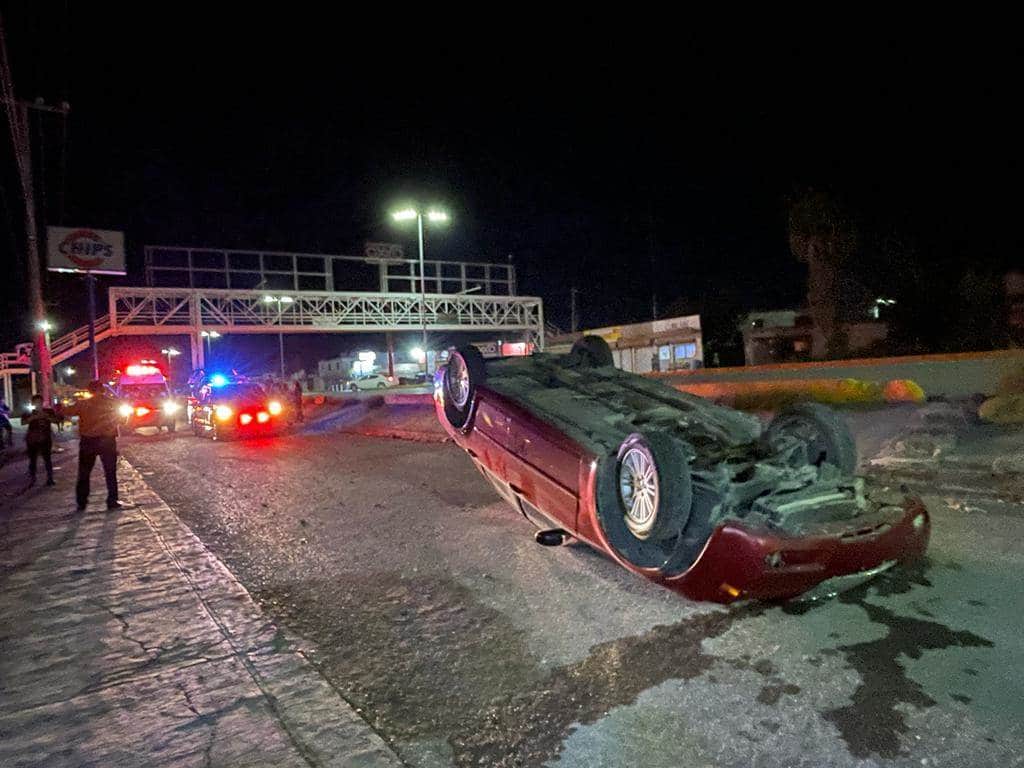 Vuelca Chrysler 300 en el bulevar San José 