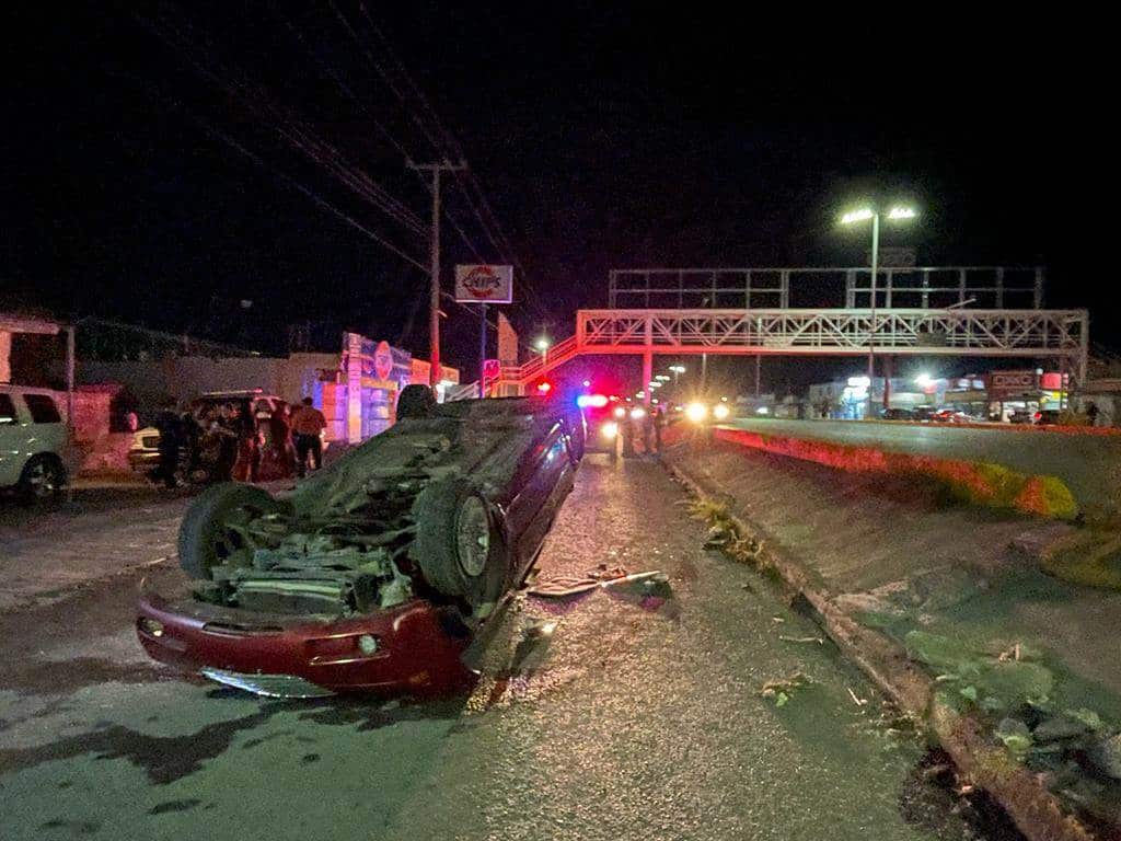 Vuelca Chrysler 300 en el bulevar San José 