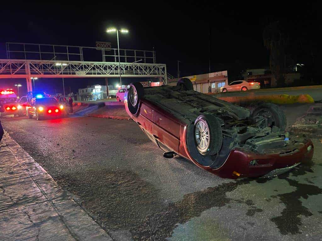Vuelca Chrysler 300 en el bulevar San José 
