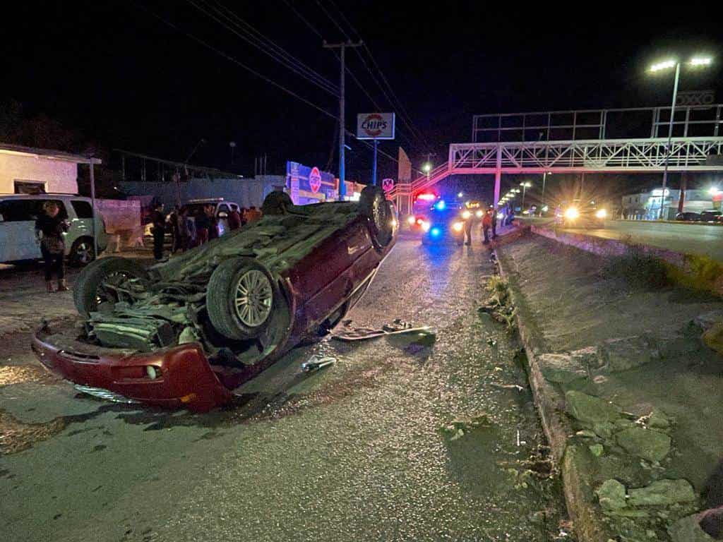 Vuelca Chrysler 300 en el bulevar San José 