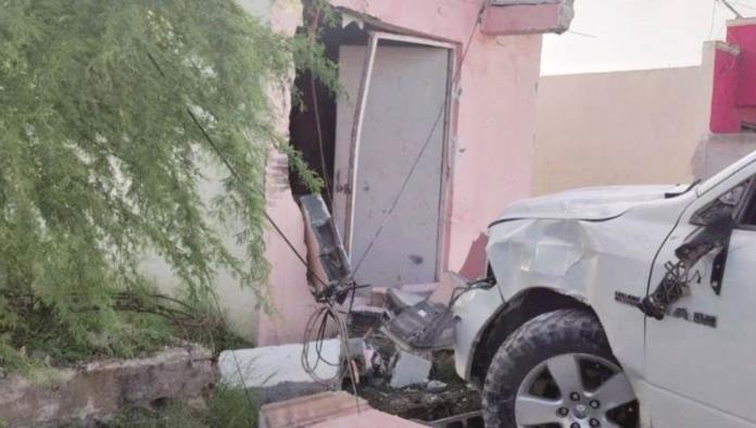 Mujer alcoholizada junto a su pareja, choca al perder el control su  Pickup