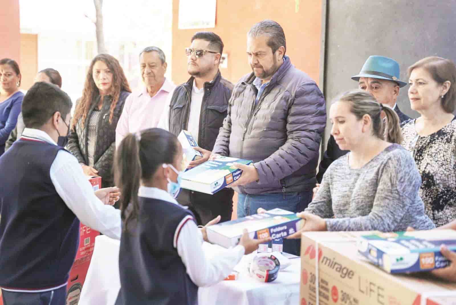 A través del programa “Mejora tu Escuela”, el Gobierno Municipal de Ramos Arizpe destinó 100 mil pesos para el equipamiento de la Escuela Primaria “Pablo L. Sidar”.