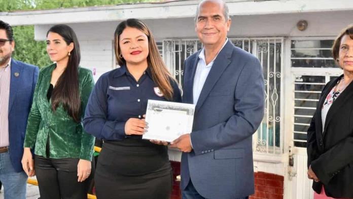 Reconocen a Dávila por su apoyo a la educación