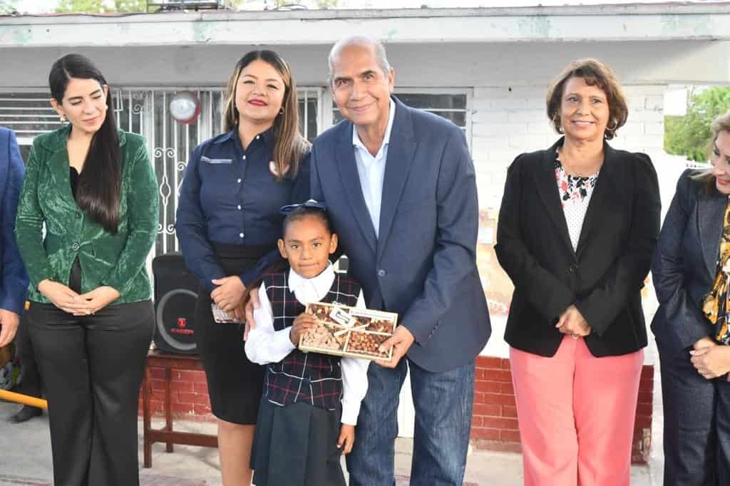 Reconocen a Dávila por su apoyo a la educación