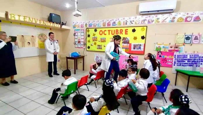 Brindan pláticas de salud en jardín de niños del colegio La Luz en Allende