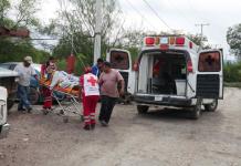 ¡Explosión lo parte en dos! Se le desprende la pierna y el abdomen.
