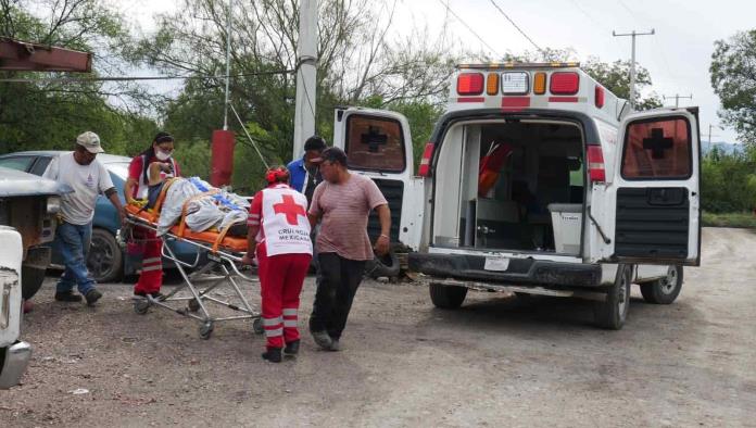 ¡Explosión lo parte en dos! Se le desprende la pierna y el abdomen.