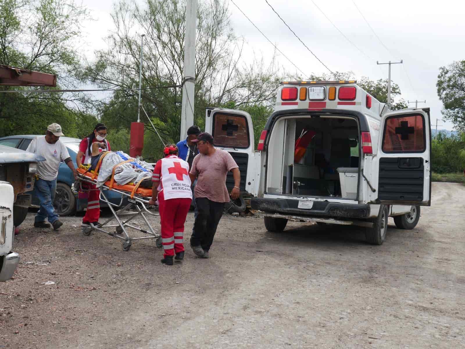 ¡Explosión lo parte en dos! Se le desprende la pierna y el abdomen.