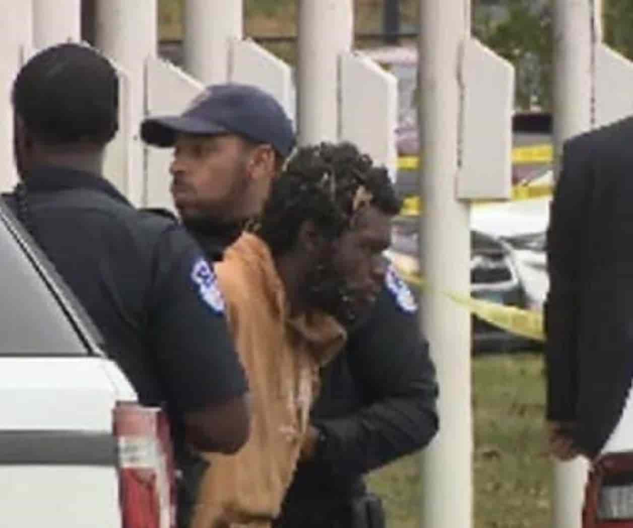 Arrestan a sujeto que paseaba con una arma larga cerca del Capitolio