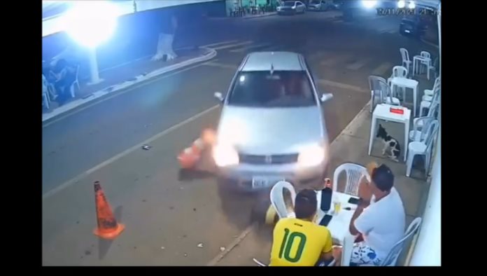 Furiosa mujer atropella a su novio después de una pelea