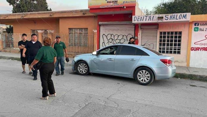 Tumba a joven de moto por querer rebasarlo