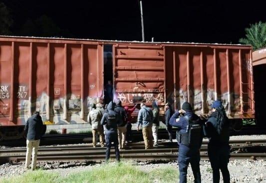 Tunden a migrante al bajar del tren