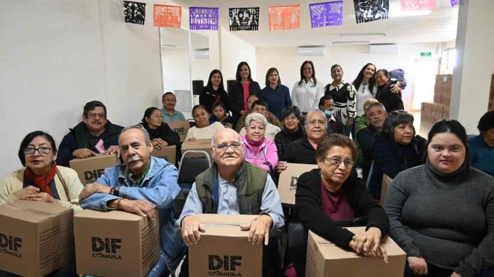 Reparten despensas a personas prioritarias Reparten despensas a personas prioritarias