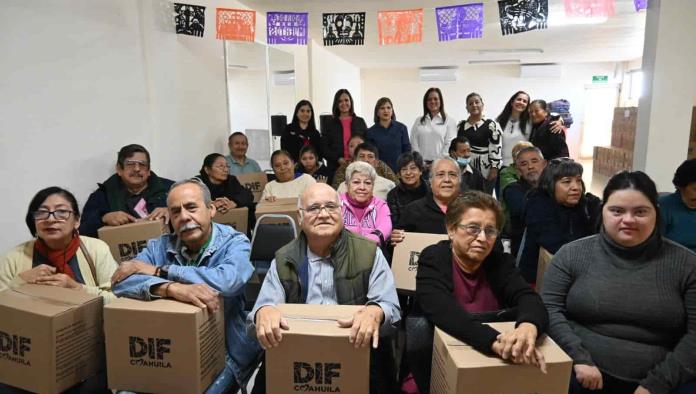 Reparten despensas a personas prioritarias