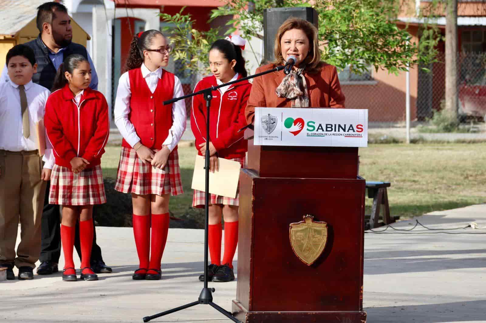 Llega la maestra a la Escuela Benito Juárez