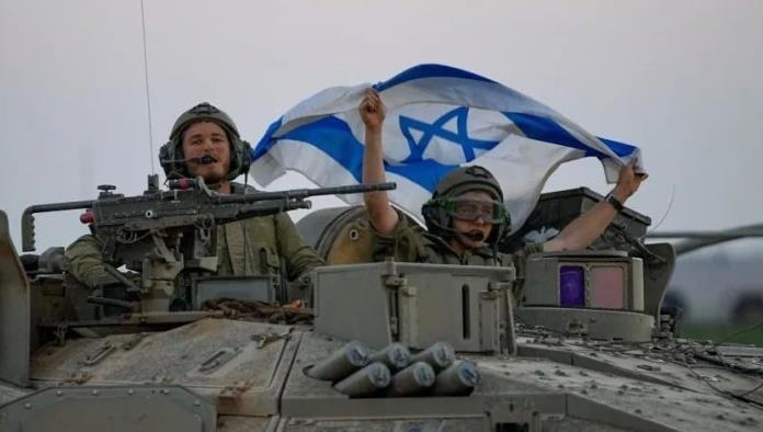 Huyen en Gaza a pie o en burro entre tanques de Israel