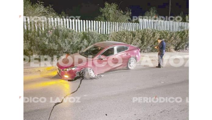 Se ‘echa’ Mazda al chocar contra puente