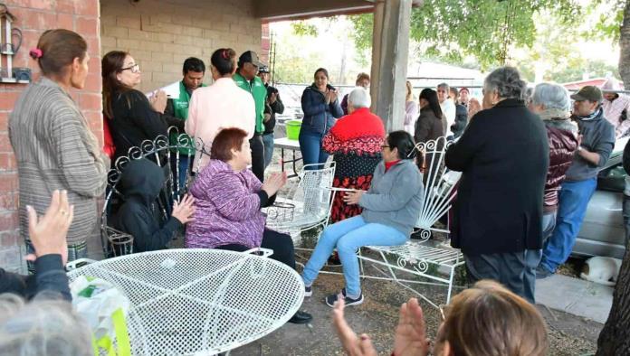 Entregan productos de la canasta básica a ciudadanos de Nava 