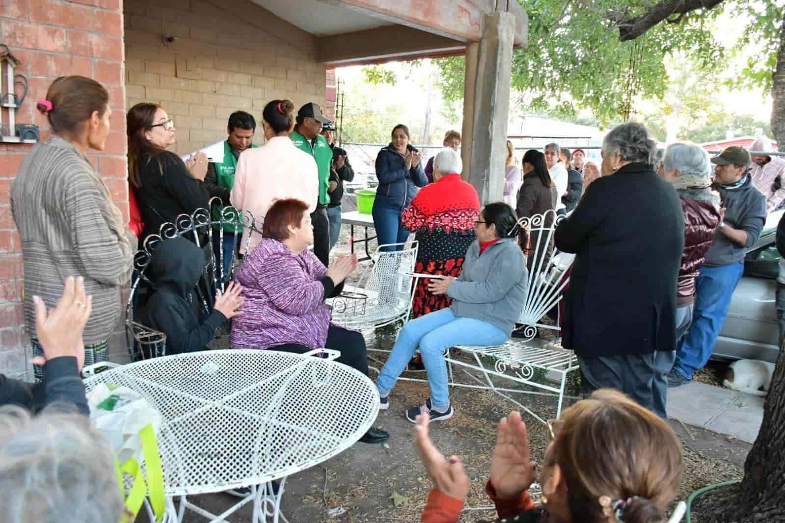 Entregan productos de la canasta básica a ciudadanos de Nava 