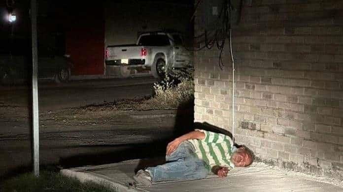 Pierde el sentido en la vía pública