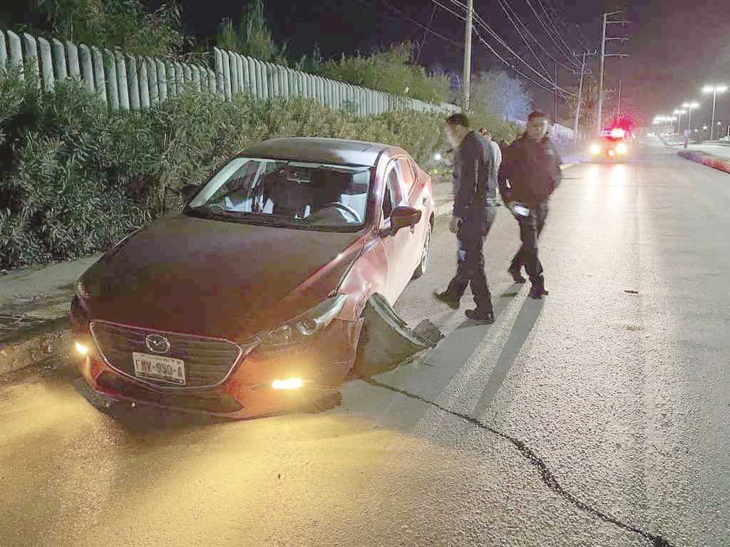 Se ‘echa’ Mazda al chocar contra puente