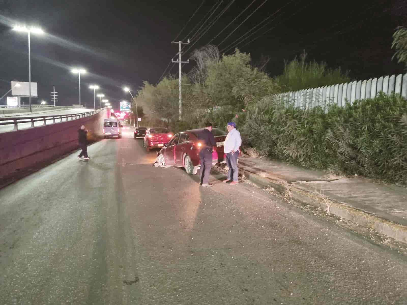 Se ‘echa’ Mazda al chocar contra puente