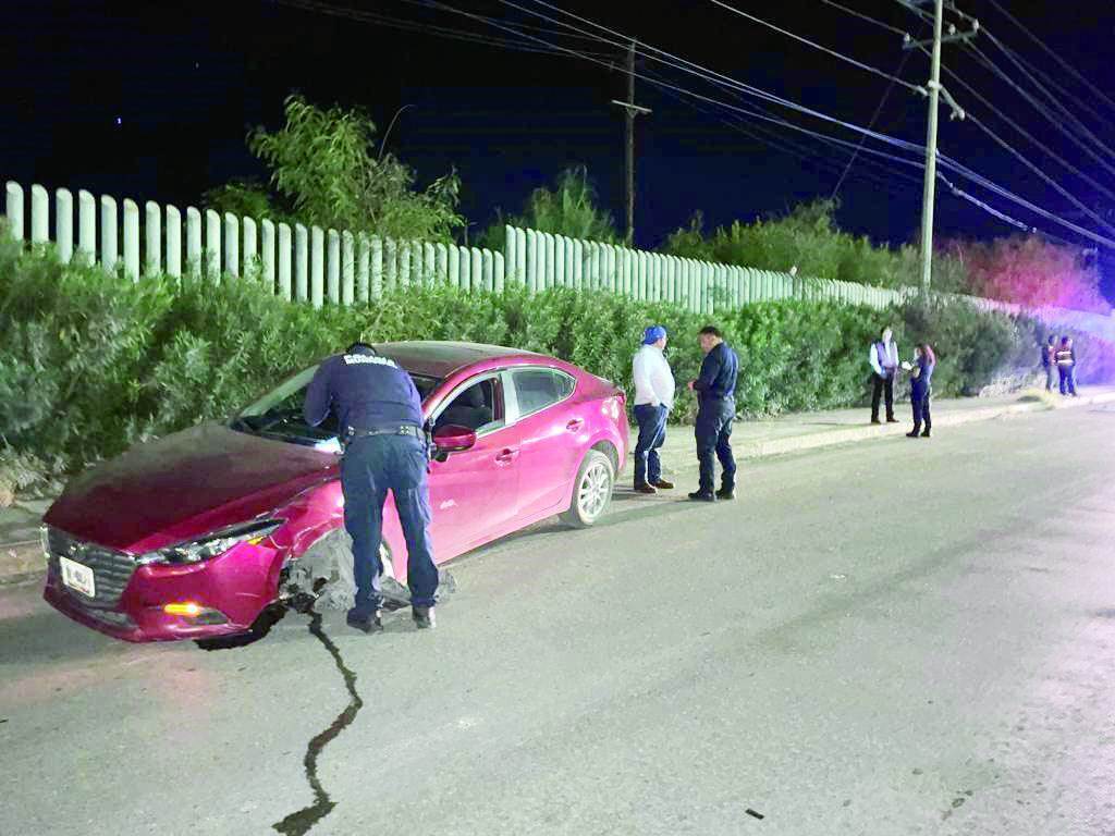 Se ‘echa’ Mazda al chocar contra puente
