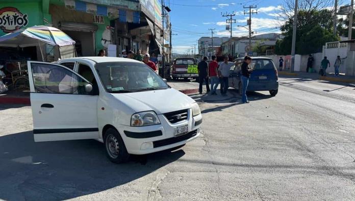Provoca abuelo accidente y caos vial en la Zona Centro