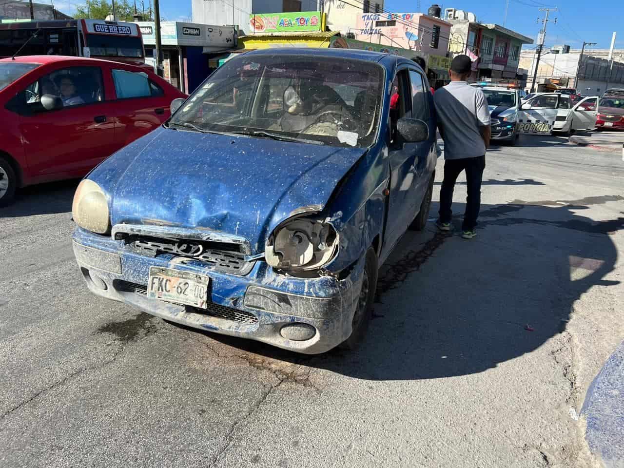 Provoca abuelo accidente y caos vial en la Zona Centro