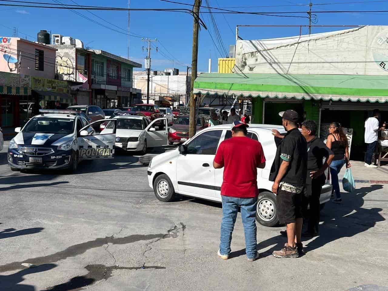 Provoca abuelo accidente y caos vial en la Zona Centro
