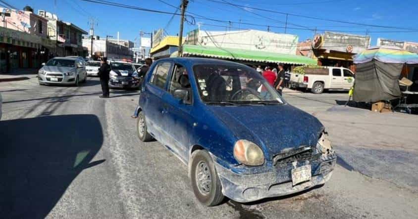 Provoca abuelo accidente y caos vial en la Zona Centro