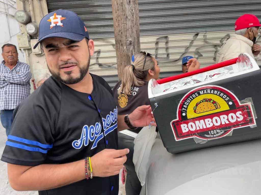 MONCLOVENSE VENDE TACOS POR LAS CALLES