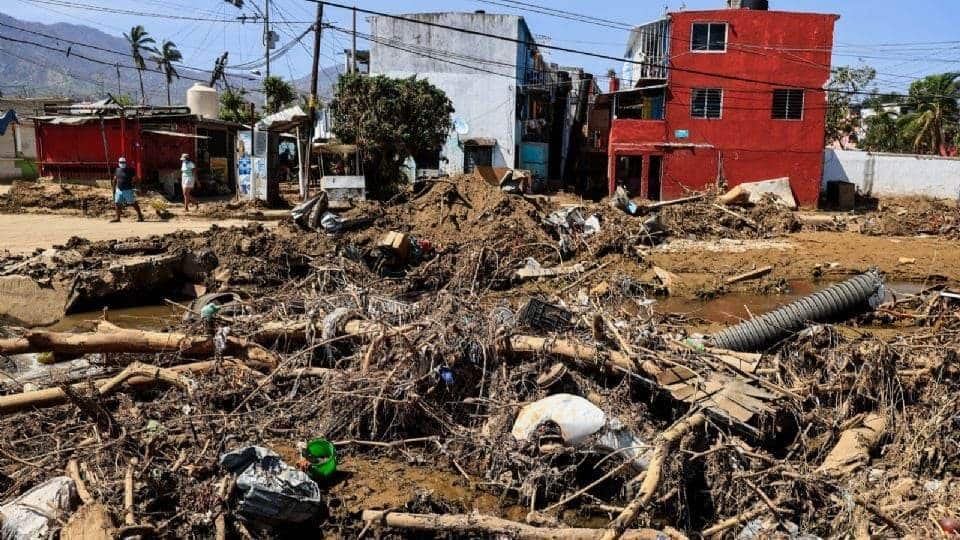 Nasa muestra fotos del antes y después del paso del huracán Otis por Acapulco