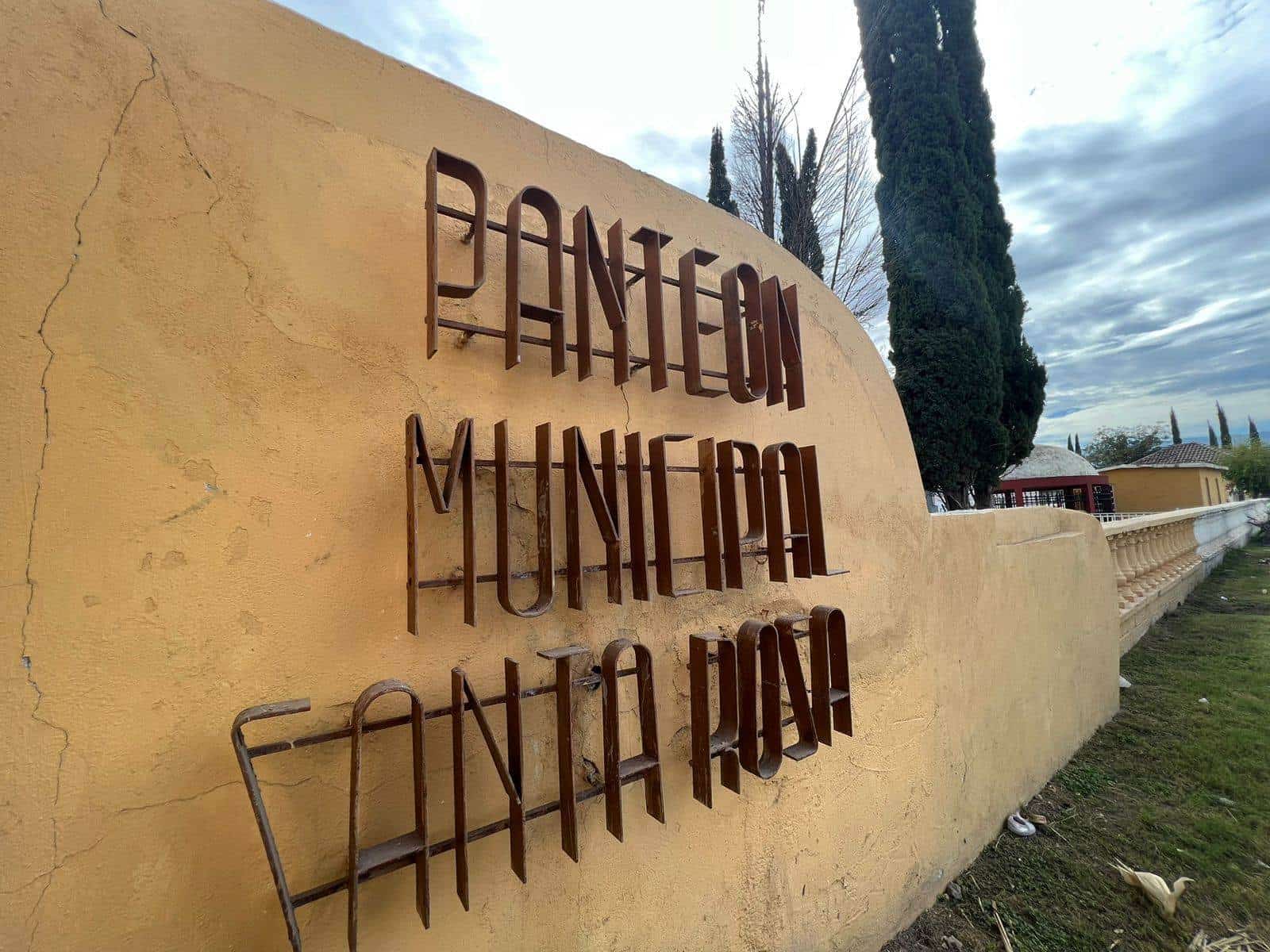 Retiran 55 toneladas de basura en cementerios