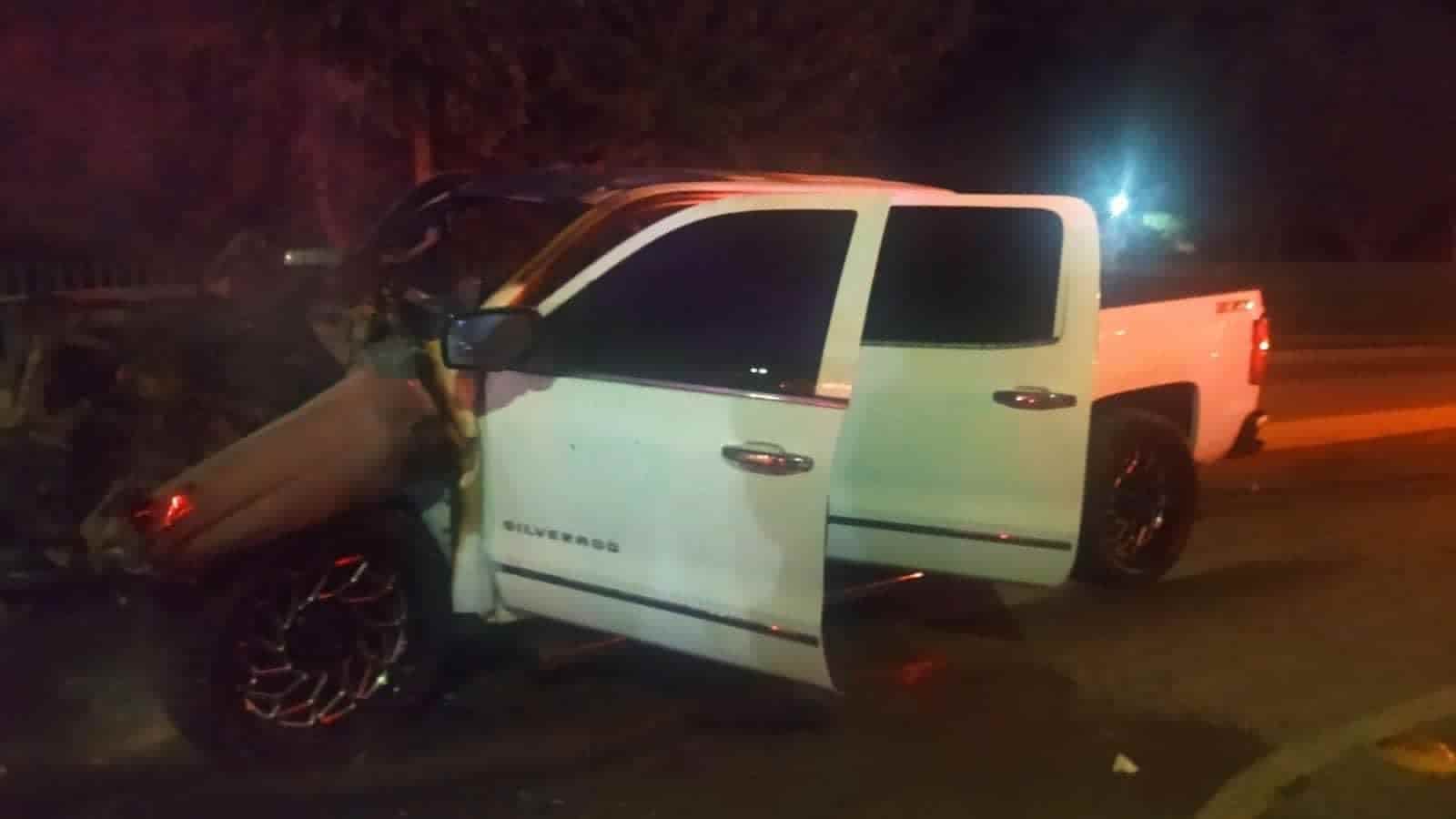 Se INCENDIA camioneta tras CHOCAR con transporte