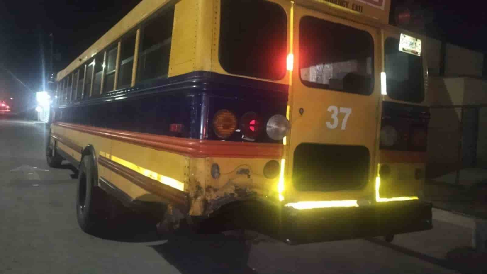 Se INCENDIA camioneta tras CHOCAR con transporte