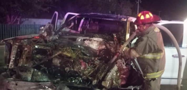 Se INCENDIA camioneta tras CHOCAR con transporte