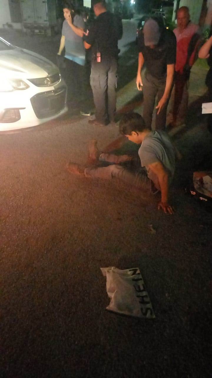 Se lleva de ‘corbata’ a joven en bici por dar vuelta en ‘U’