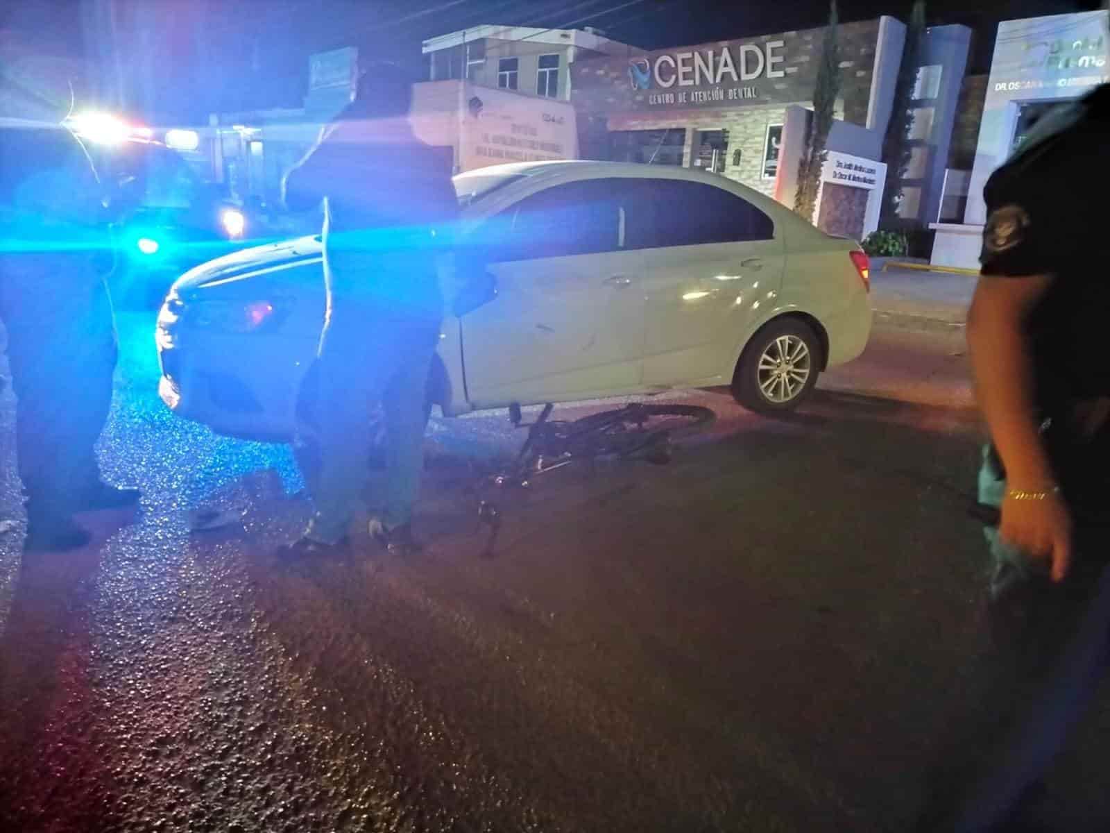 Se lleva de ‘corbata’ a joven en bici por dar vuelta en ‘U’