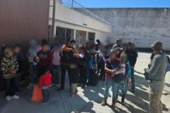 Rescatan a 123 migrantes encerrados en una caja de trailer en SLP
