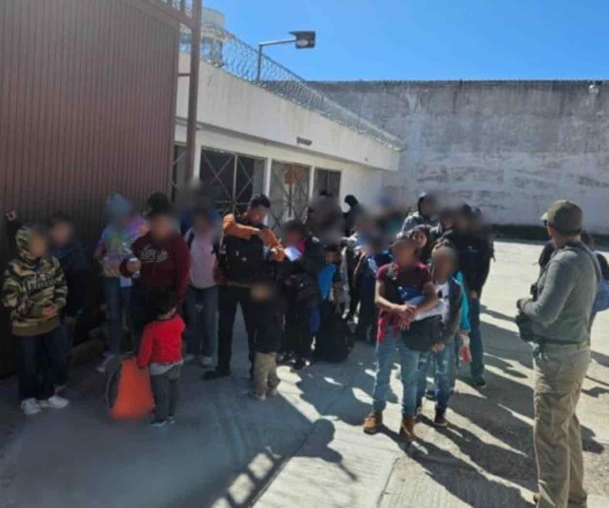 Rescatan a 123 migrantes encerrados en una caja de trailer en SLP
