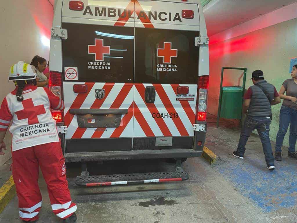 Besa pareja el pavimento