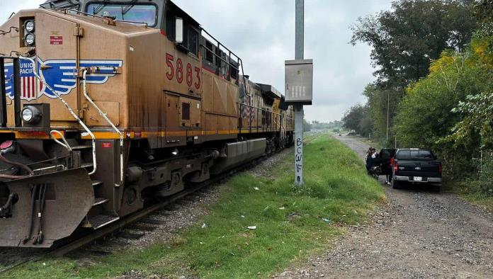 SE LO LLEVÓ EL TREN con todo y troca en Villa de Fuente