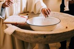 El Vaticano afirma que personas transexuales pueden ser bautizadas