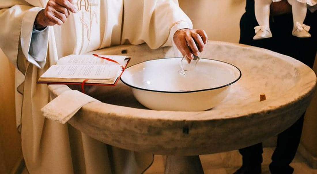 El Vaticano afirma que personas transexuales pueden ser bautizadas