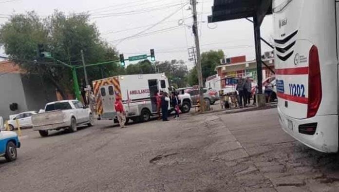 Choca al salir de la central 