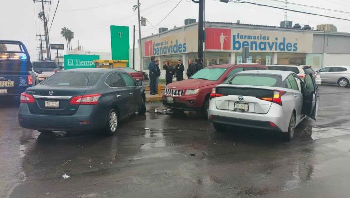 Se pasa luz roja, la chocan y proyectan contra camioneta